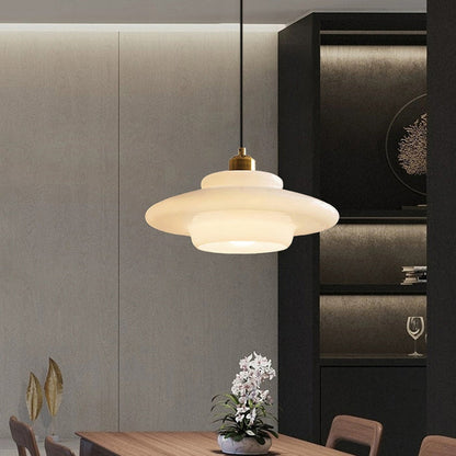 Pendelleuchte aus Milchglas im Mid-Century Stil mit Messingdetail