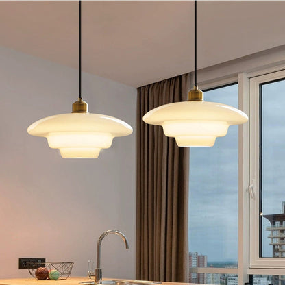 Pendelleuchte aus Milchglas im Mid-Century Stil mit Messingdetail