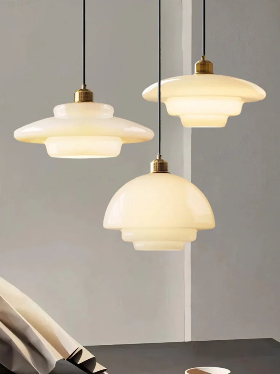 Moderne Milchglas Pendelleuchte – Elegante Hängeleuchte im Mid-Century Design