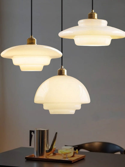 Moderne Milchglas Pendelleuchte – Elegante Hängeleuchte im Mid-Century Design