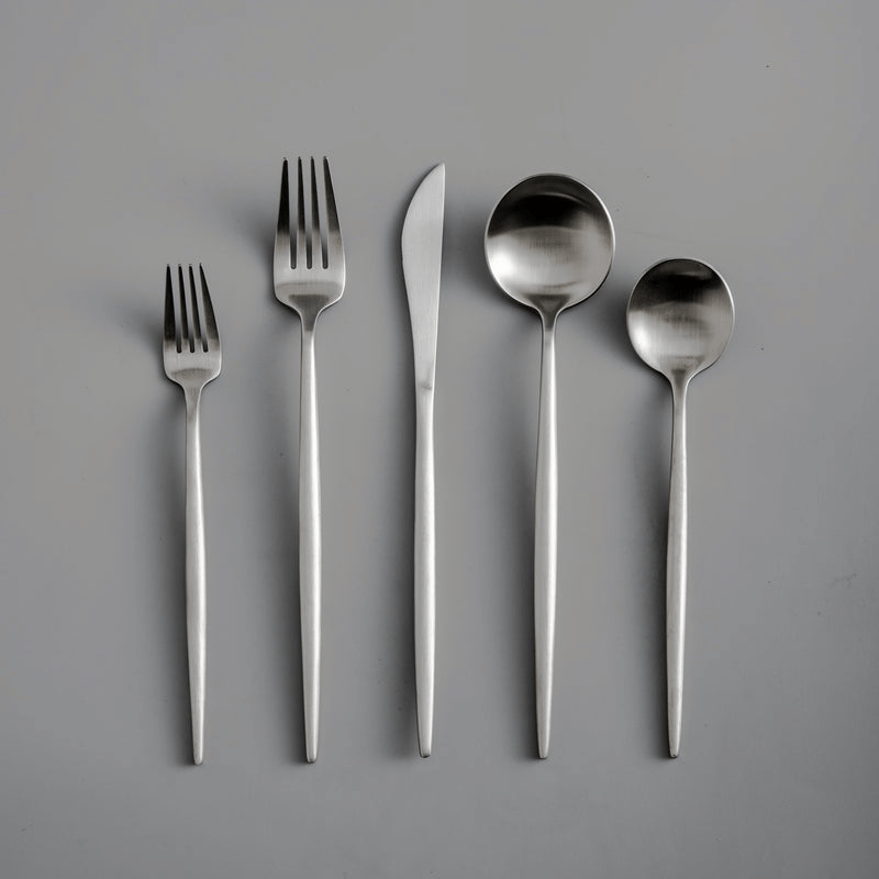 Elegantes Besteckset für den Esstisch
