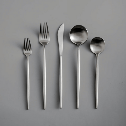 Elegantes Besteckset für den Esstisch