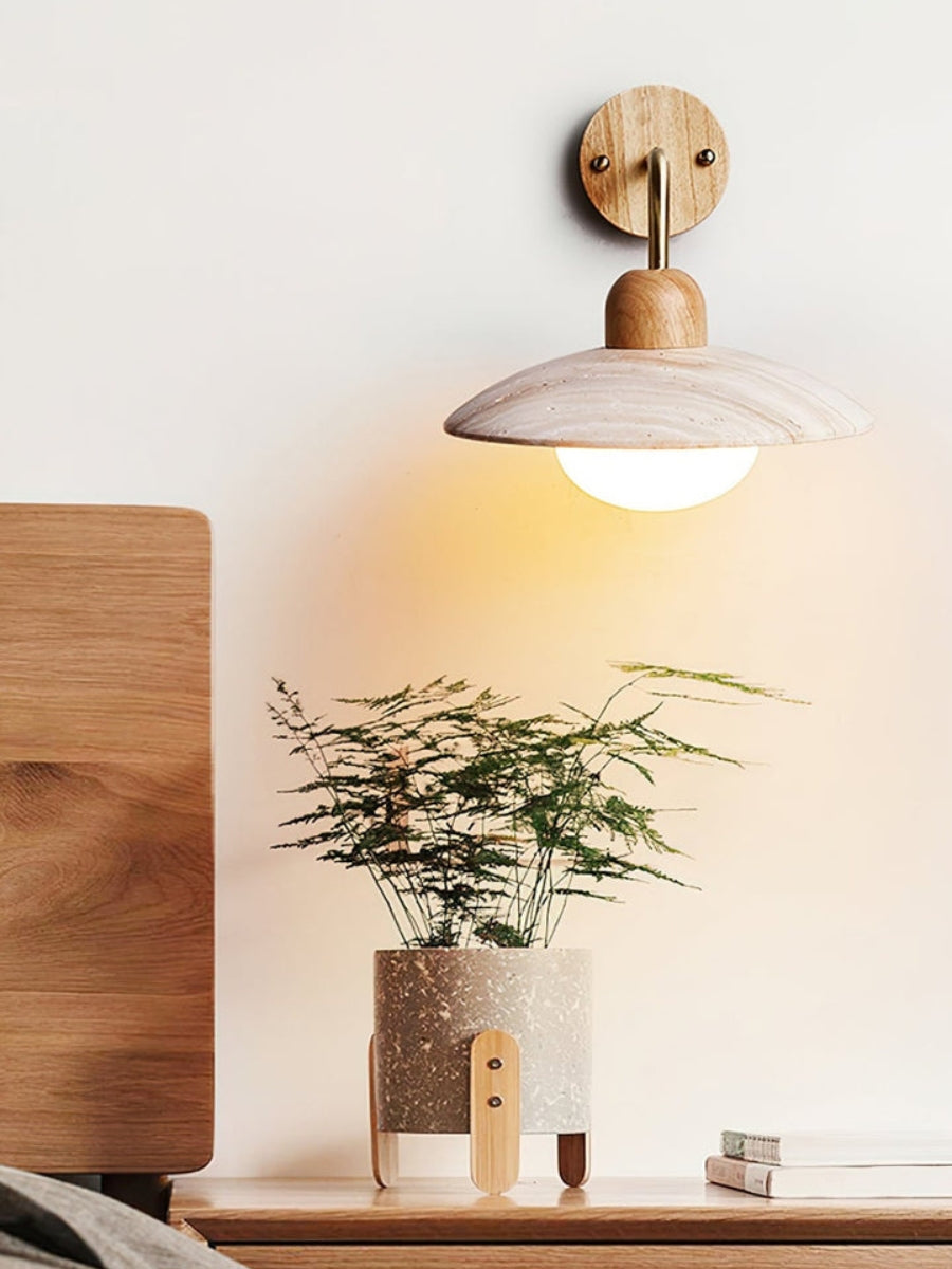 Moderne Travertin Wandleuchte – Scheibenform mit Holz- und Metallelementen