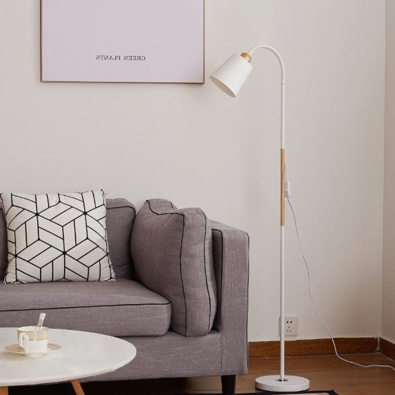 Minimalistische Stehlampe mit Eisenfuß