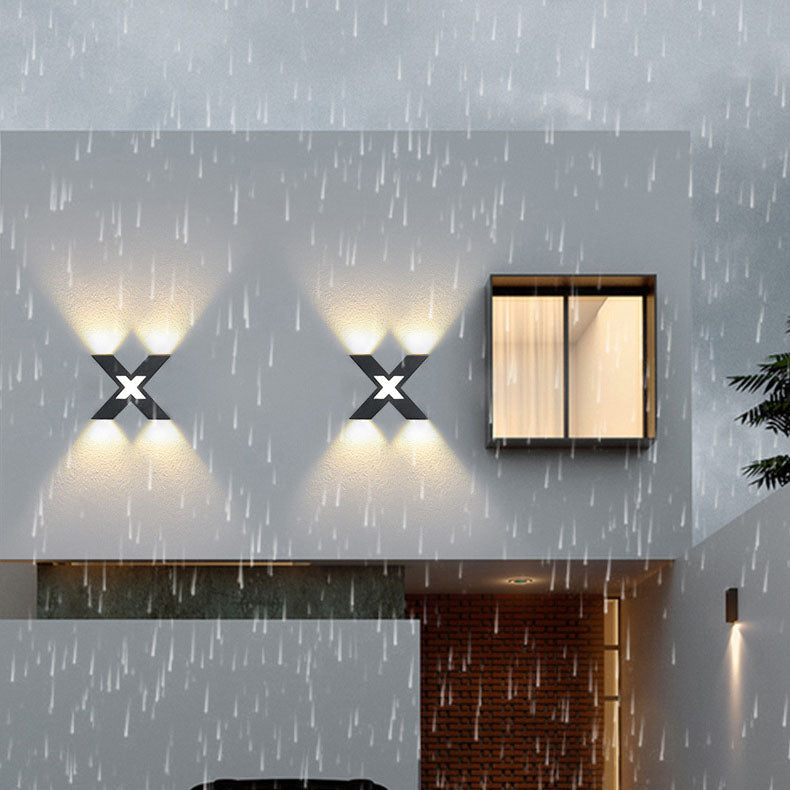 Moderner wasserdichter LED-Außenstrahler im X-Design für Fassadenbeleuchtung