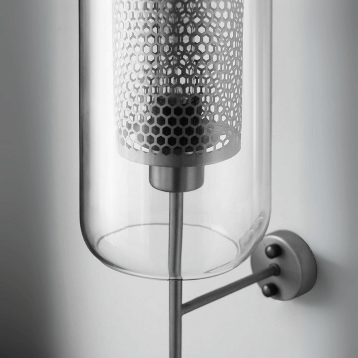 Wandlampe mit Waben-Glaskugel – Modernes Design mit Messingrahmen