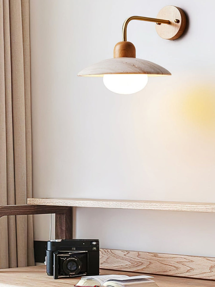 Moderne Travertin Wandleuchte – Scheibenform mit Holz- und Metallelementen