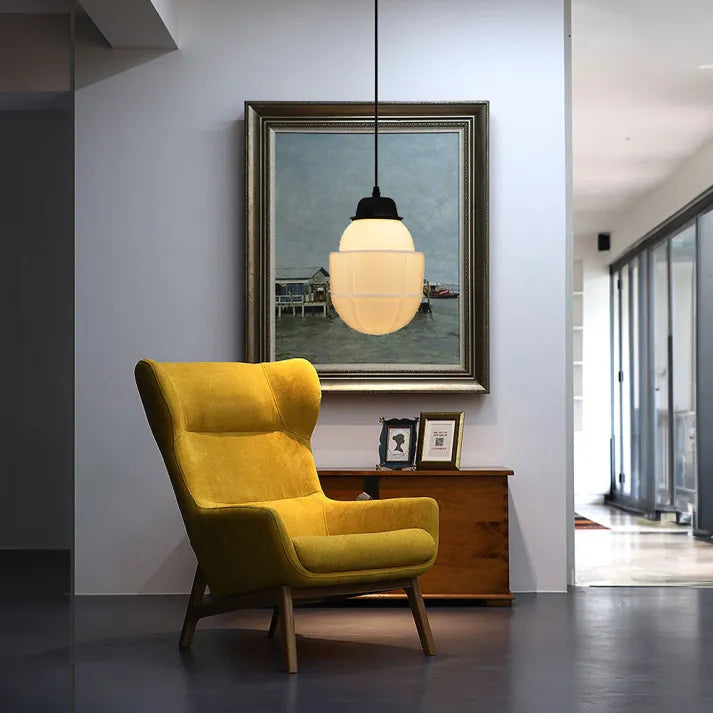 Pendelleuchte aus weißem Milchglas im geometrischen Design