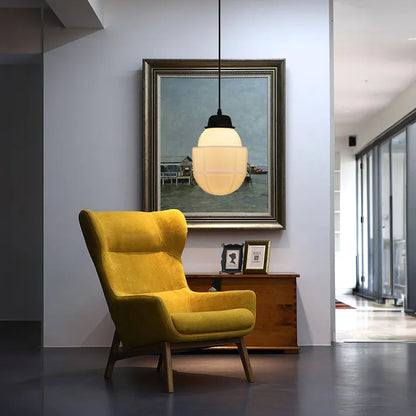 Pendelleuchte aus weißem Milchglas im geometrischen Design