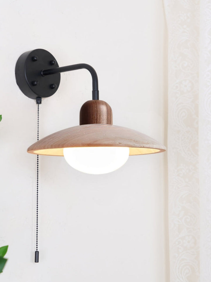 Moderne Travertin Wandleuchte – Scheibenform mit Holz- und Metallelementen