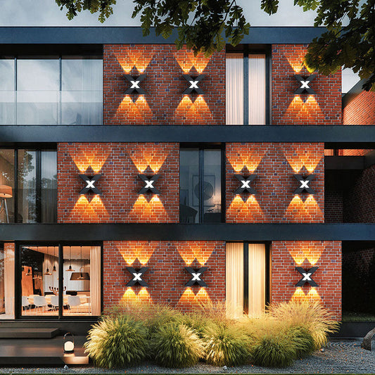 Moderner wasserdichter LED-Außenstrahler im X-Design für Fassadenbeleuchtung