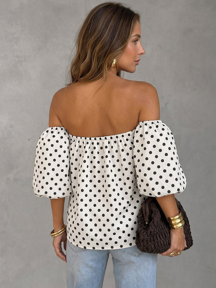 Detailansicht der Carmenbluse mit kontrastierendem Tupfenmuster