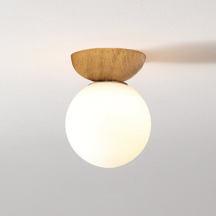 Deckenleuchte mit Glas Kugel und Holzoptik im japanisch-nordischen Stil