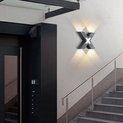 Moderner wasserdichter LED-Außenstrahler im X-Design für Fassadenbeleuchtung