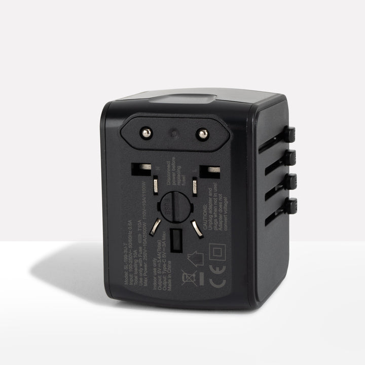Universeller Reiseadapter mit USB-C, Schnellladen & Schutz