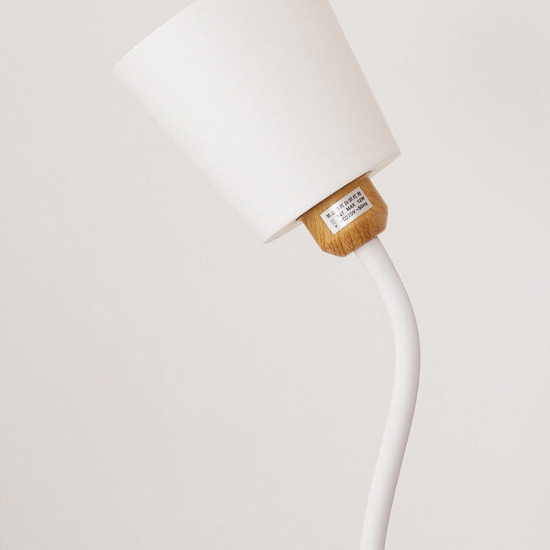 Minimalistische Stehlampe mit Eisenfuß