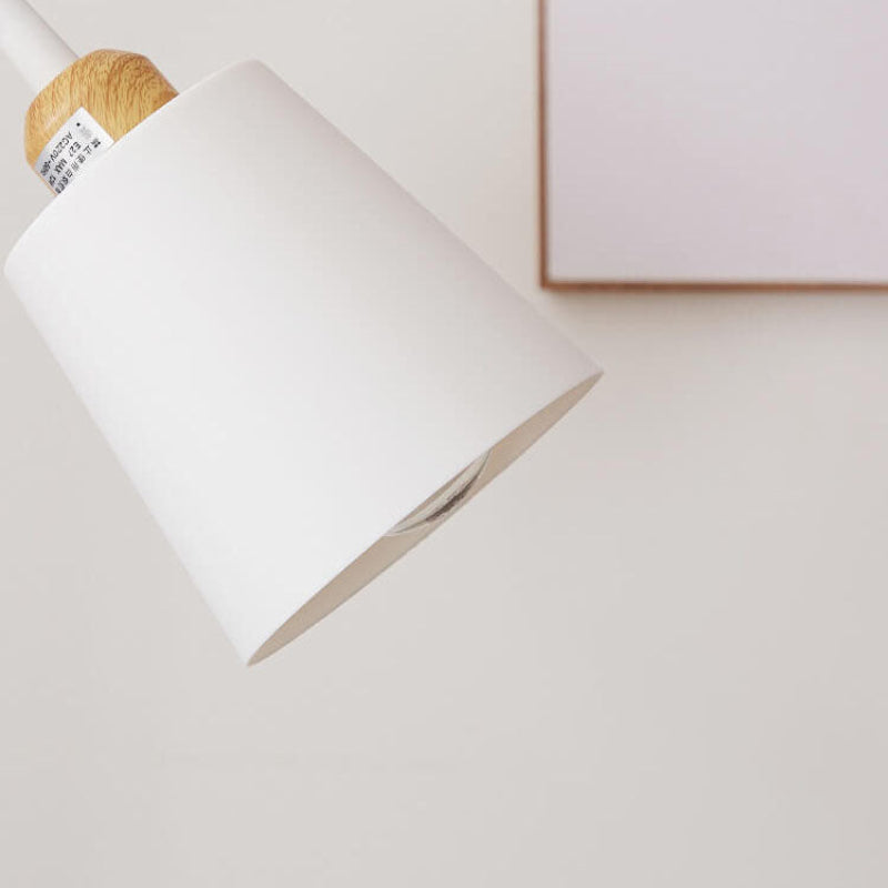 Minimalistische Stehlampe mit Eisenfuß