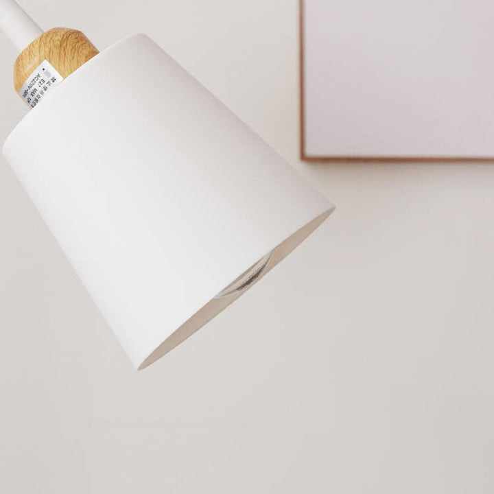 Minimalistische Stehlampe mit Eisenfuß