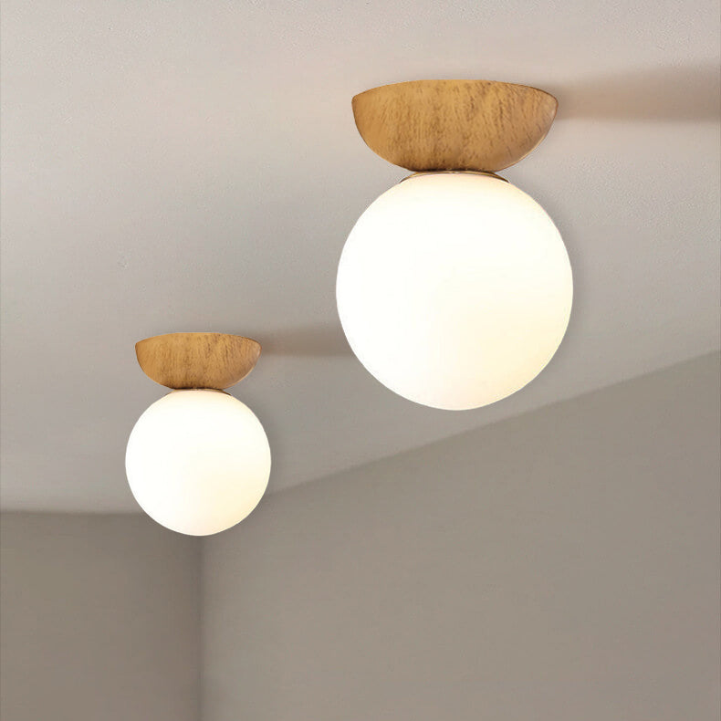 Deckenleuchte mit Glas Kugel und Holzoptik im japanisch-nordischen Stil