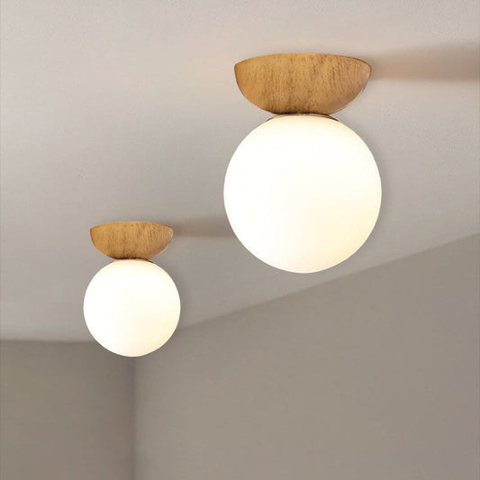 Deckenleuchte mit Glas Kugel und Holzoptik im japanisch-nordischen Stil
