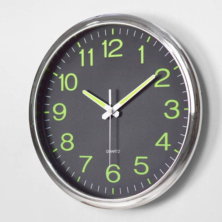 Moderne Wanduhr 30 cm mit leuchtenden Zahlen und lautlosem Uhrwerk