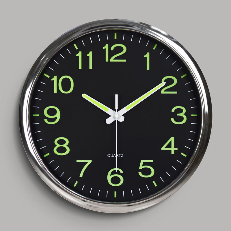 Frontansicht einer lautlosen Wanduhr mit klaren Zeigern und Zahlen