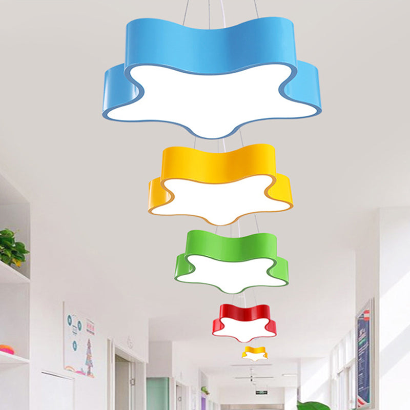 Kindergarten-Pendelleuchte mit Sternen-Schirm