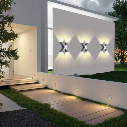 Moderner wasserdichter LED-Außenstrahler im X-Design für Fassadenbeleuchtung