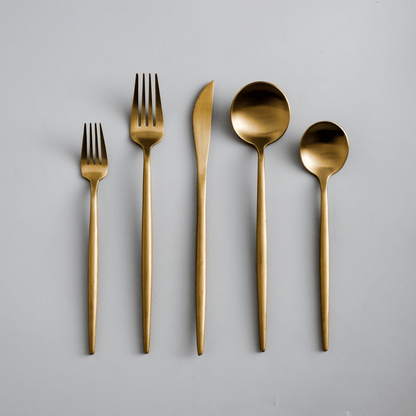 Elegantes Besteckset für den Esstisch