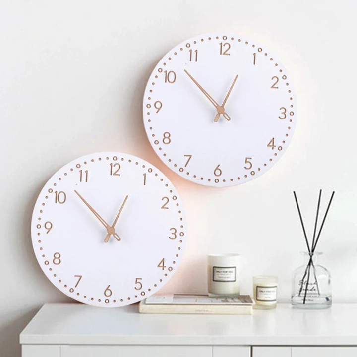 Wanduhr aus Holz als dekorativer Zeitmesser in einem modern eingerichteten Raum