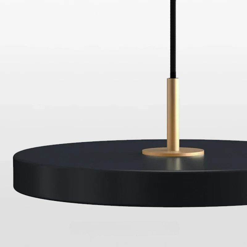 Moderne Pendelleuchte im Flachdesign für Essbereich und Küche