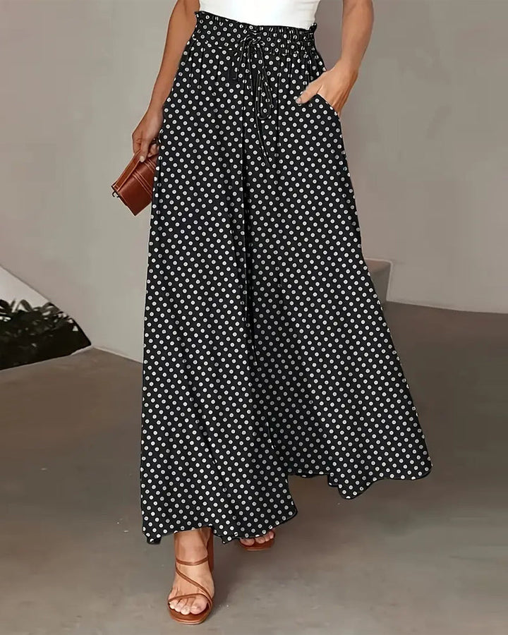 Hose mit weitem Bein und Polka-Dots seitlich dargestellt