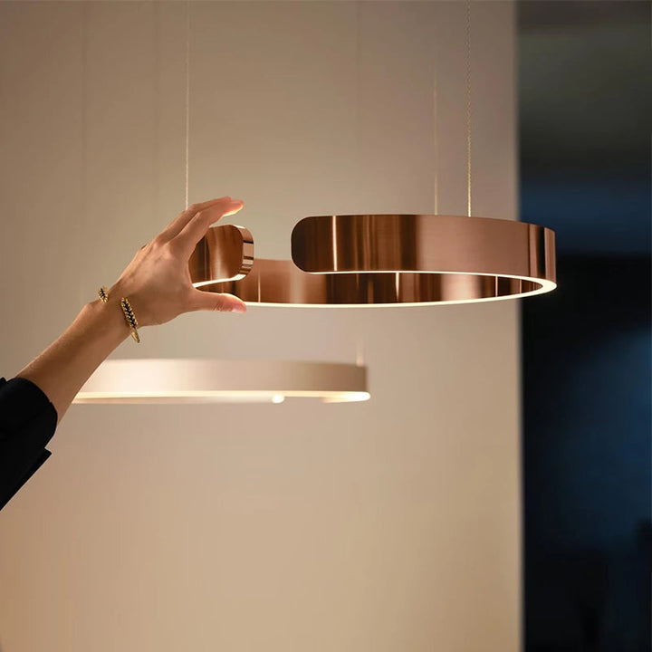 Moderne LED Pendelleuchte in Ringform mit Deckenmontage
