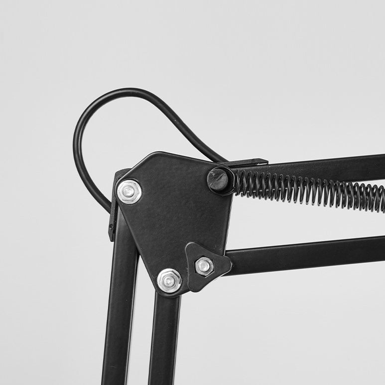 Verstellbare Lampe auf einem modernen Schreibtisch