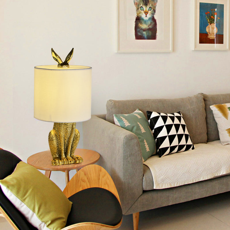 Nachtischlampe Masked Rabbit aus Kunstharz mit Stoffschirm