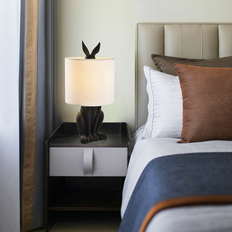 Nachtischlampe Masked Rabbit aus Kunstharz mit Stoffschirm