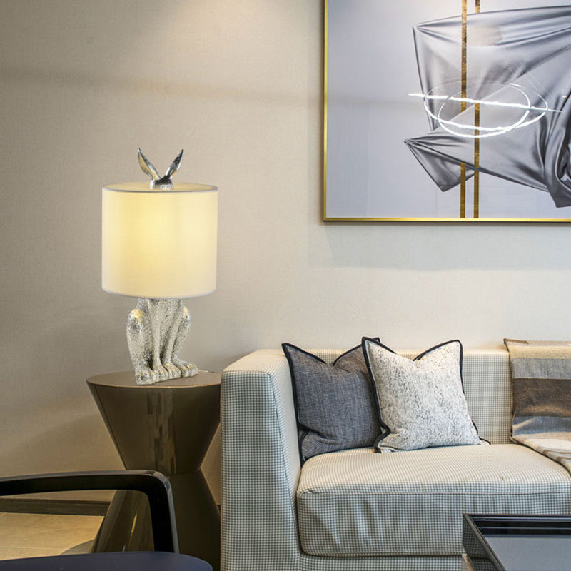 Nachtischlampe Masked Rabbit aus Kunstharz mit Stoffschirm