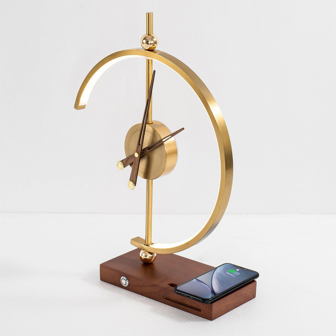 Moderne LED-Tischlampe mit Uhr und kabelloser Ladefunktion