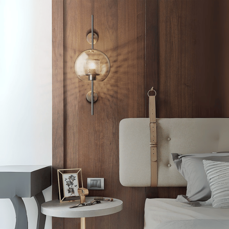 Wandlampe mit Waben-Glaskugel – Modernes Design mit Messingrahmen