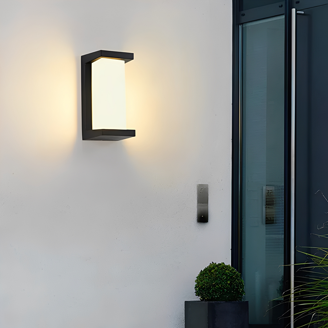 Außenwandleuchte aus Aluminium mit integriertem Bewegungsmelder an der Hauswand