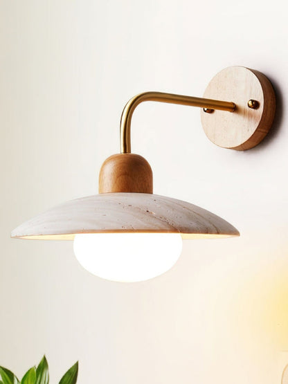 Moderne Travertin Wandleuchte – Scheibenform mit Holz- und Metallelementen