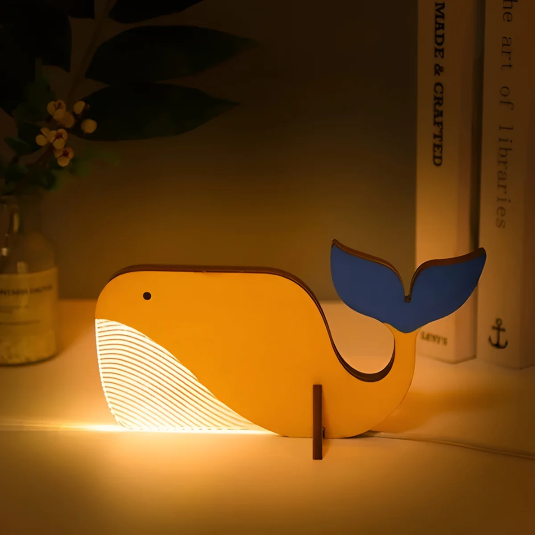 LED-Tischleuchte aus Holz neben Büchern und Wohnaccessoires
