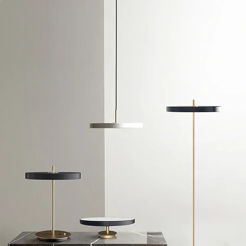 Moderne Pendelleuchte im Flachdesign für Essbereich und Küche