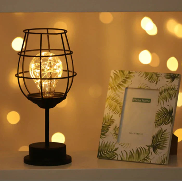 Moderne metallene LED-Tischlampe mit warmem Licht in stilvollem Ambiente