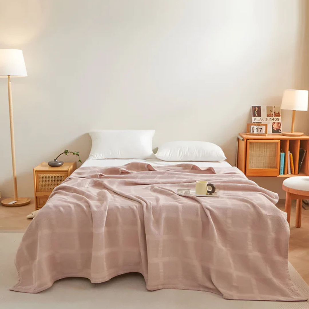 Wohndecke aus Baumwolle mit Waffelstruktur lässig über ein Sofa drapiert