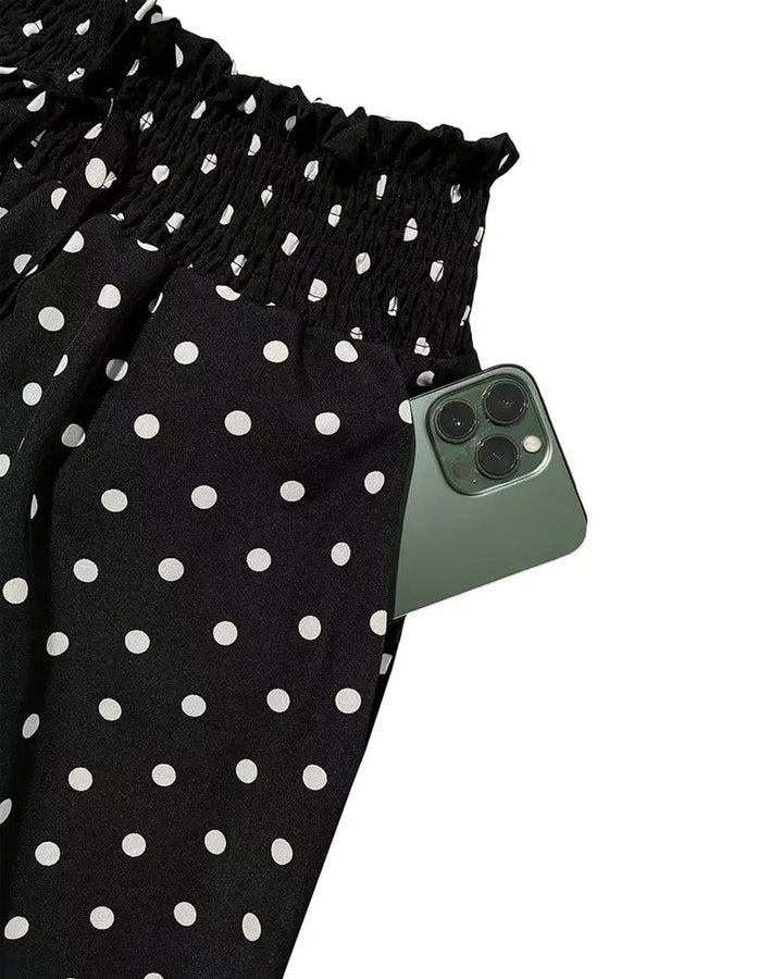 Lange weite Hose mit gepunktetem Print in Nahansicht des Stoffes