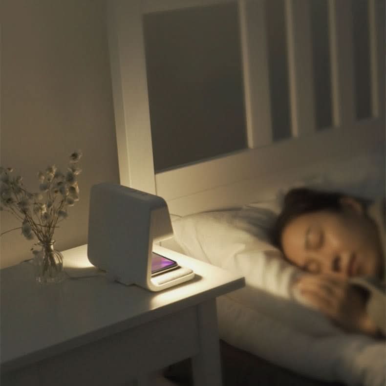 Nachttischlampe mit modernem Design, LCD-Wecker und kabellosem Laden in Nutzung
