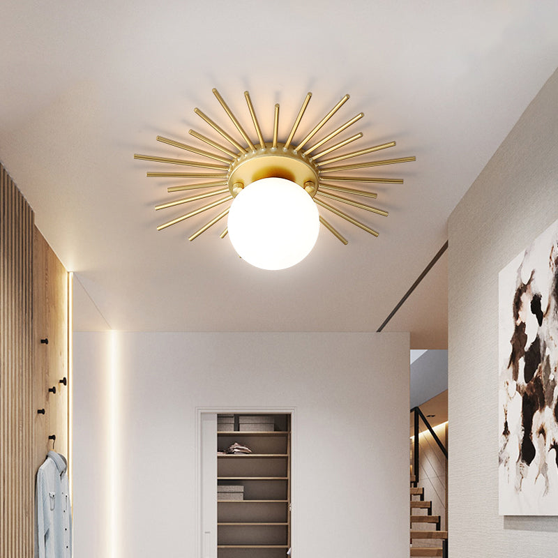 Deckenleuchte mit satiniertem Glaskörper im goldfarbenen Design