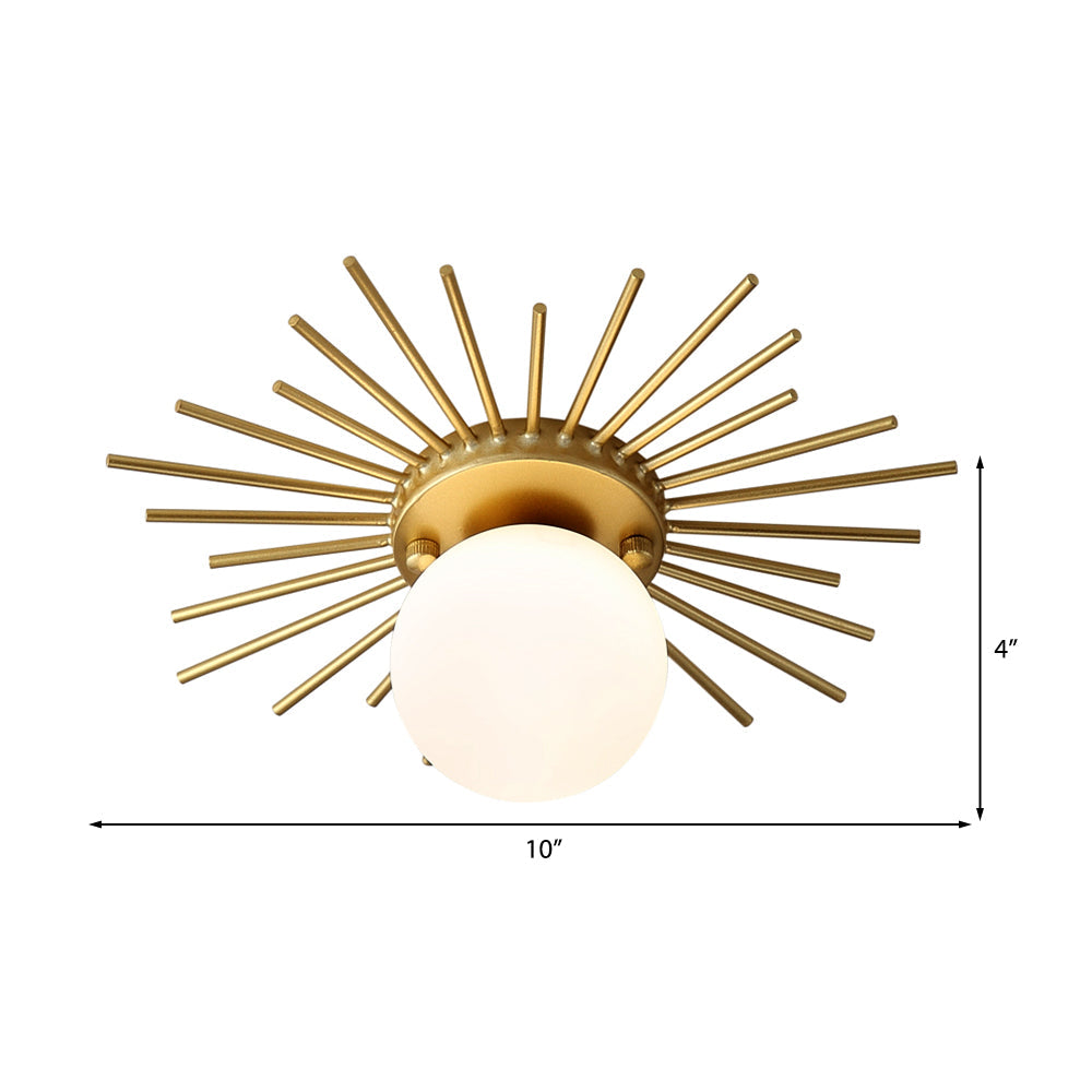 Deckenleuchte mit satiniertem Glaskörper im goldfarbenen Design