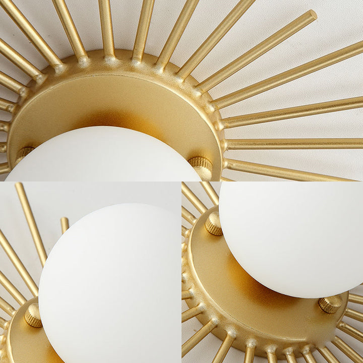 Deckenleuchte mit satiniertem Glaskörper im goldfarbenen Design